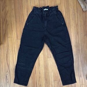 Zara Black paper bag mom jeans 
Size 6